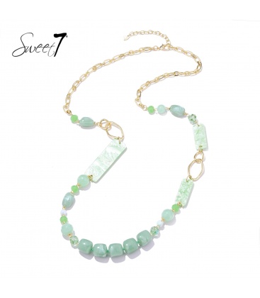 Halsketting in groene tinten met geometrische vormen