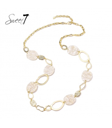 Halsketting met beige tinten en moderne details