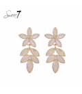 Oorbellen beige met hangende blaadjes.