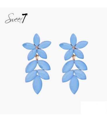 Oorbellen blauwe bladeren en goudkleurige accenten