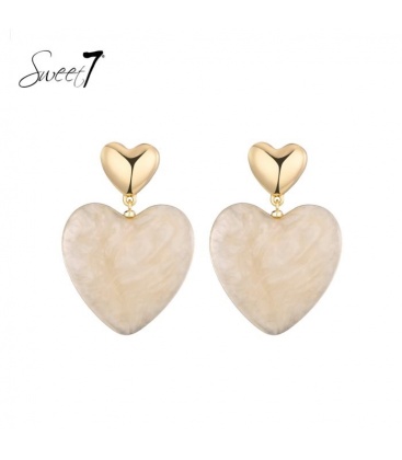 Oorbellen met beige kleurig hart en gouden detail