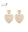 Oorbellen met beige kleurig hart en gouden detail