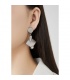 Oorclips met parelmoer ruit, zilverkleurige bladeren en bloemdetail.