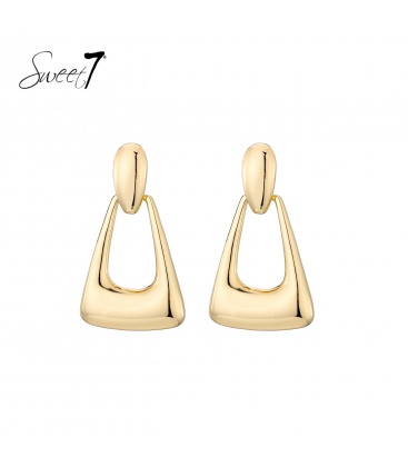 Oorbellen goudkleurig met open driehoekvorm 