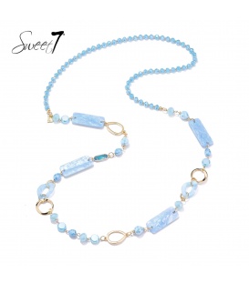 Halsketting met speelse vormen en zachte blauwtinten