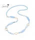 Halsketting met speelse vormen en zachte blauwtinten