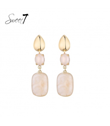 Oorbellen met goudkleurige druppel en beige tinten