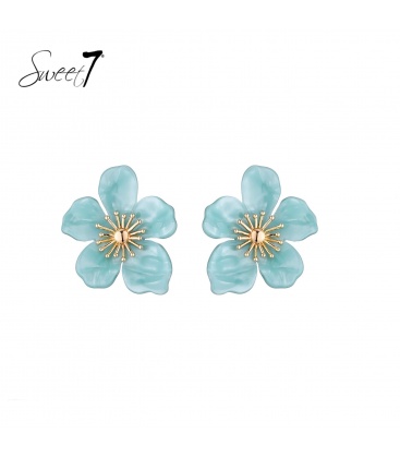 Oorbellen met groene bloemblaadjes en goudenkleurig hart