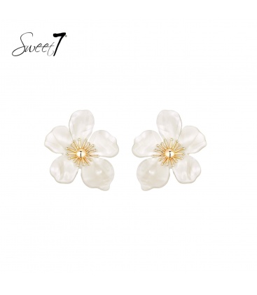 Oorbellen met witte bloem en goudkleurige kern