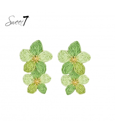Oorbellen met twee bloemen in groene tinten van Raffia