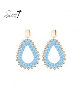 Oorbellen lichtblauwe kralen met goudkleurige rand