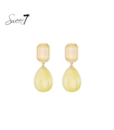 Oorbellen met goudkleurige rand en zachte gele steen