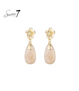 Oorbellen met goudkleurig bloemdetail en beige hanger