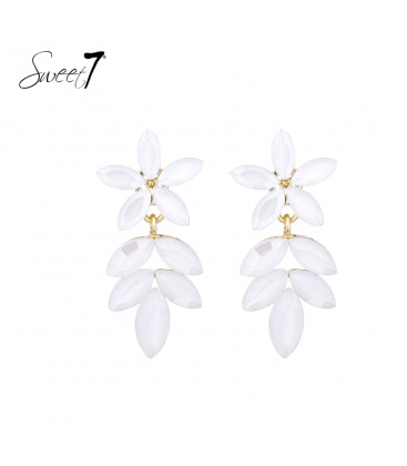 Oorbellen met witte bloemblaadjes en goudkleurige accenten