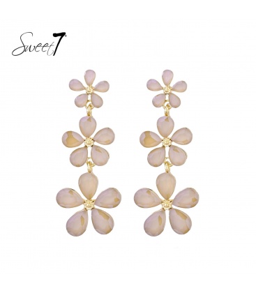 Oorbellen met drie bloemen in Beige tinten