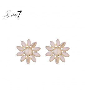 Oorbellen beige in bloemvorm met facetsteentjes