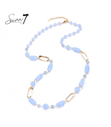 Halsketting met lichtblauwe kralen en goudkleurige schakels.