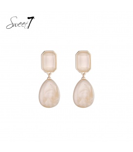 Oorbellen met elegante druppelvorm in zachte beige tint