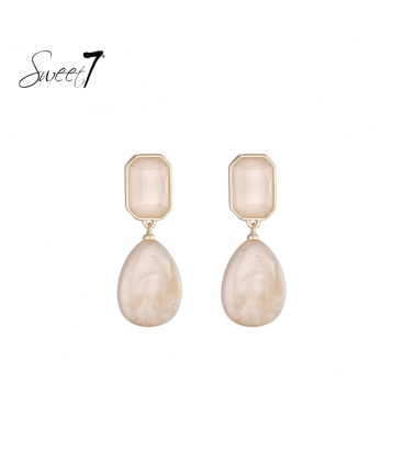 Oorbellen met elegante druppelvorm in zachte beige tint