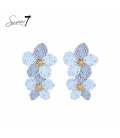 Oorbellen met dubbele lichtblauwe bloemen en goudkleurig hart