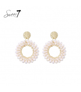 Oorbellen goudkleurige cirkel en witte glas kralen