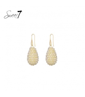 Oorbellen met beige kralen met ovale hanger