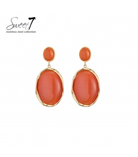 Oorbellen met ovale rode cat eye steen en goudkleurige afwerking.