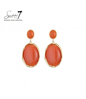 Oorbellen met ovale rode cat eye steen en goudkleurige afwerking.