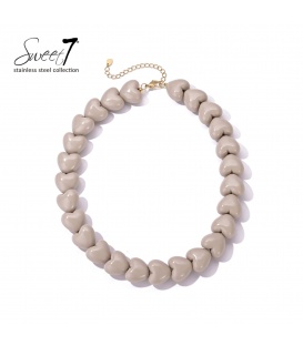 Halsketting met beige hartjes en goudkleurige sluiting