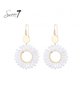 Oorbellen met witte bloem en goudkleurige details