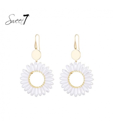 Oorbellen met witte bloem en goudkleurige details