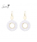 Oorbellen met witte bloem en goudkleurige details