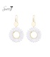 Oorbellen met witte bloem en goudkleurige details