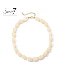 Halsketting met beige kralen en goudkleurige stainless steel sluiting.