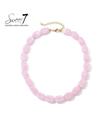 Halsketting met roze kralen en goudkleurige stainless steel sluiting.