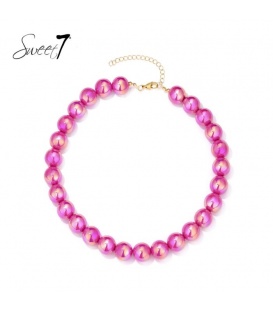 Halsketting met fuchsia kralen en goudkleurige sluiting.