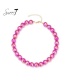Halsketting met fuchsia kralen en goudkleurige sluiting.