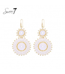 Oorbellen met schelpen rand en goudkleurige kralen rond hanger