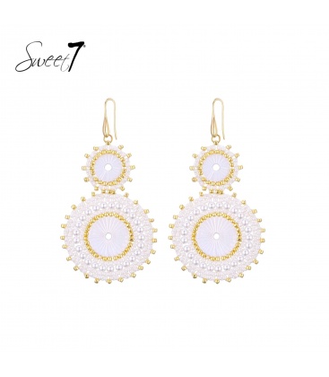 Oorbellen met schelpen rand en goudkleurige kralen rond hanger