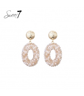 Beige met witte glas kralen en een goudkleurig oor stukje