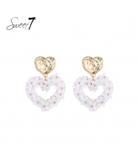 Oorbellen met gouden hart en witte bloemen in open hartvorm