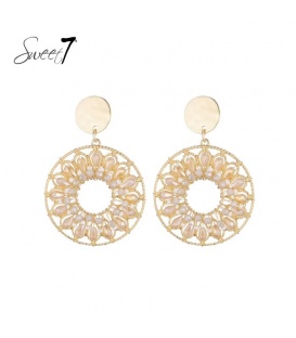 Oorbellen met gouden cirkel en beige glas kralen