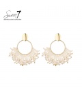 Oorbellen beige met fijne kralen en ronde hanger