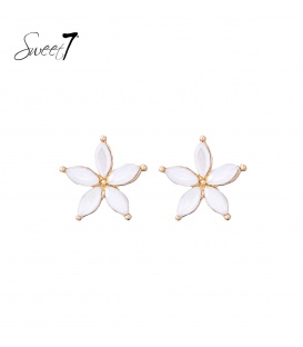 Oorbellen wit in bloem vorm en goudkleurige afwerking