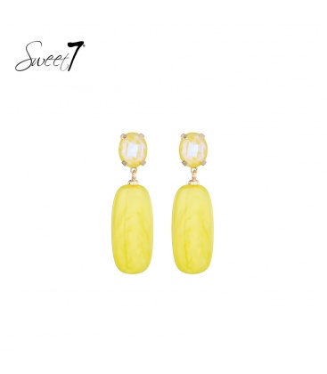 Oorbellen met een geel glas steentje en langwerpige hanger