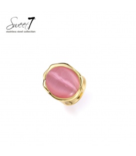 Ring met roze steen en goudkleurige rand en stijlvolle uitstraling.