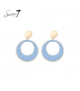 Oorbellen met blauwe cirkel van raffia en goudkleurig details