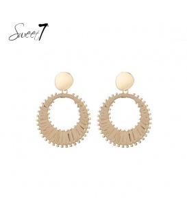 Oorbellen met beige hanger van raffia en elegante goudkleurige accenten