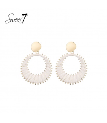 Oorbellen met goudkleurige knop en witte hanger