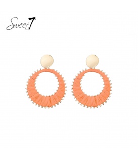Oorbellen oranje raffia hanger en een goudkleurige knop